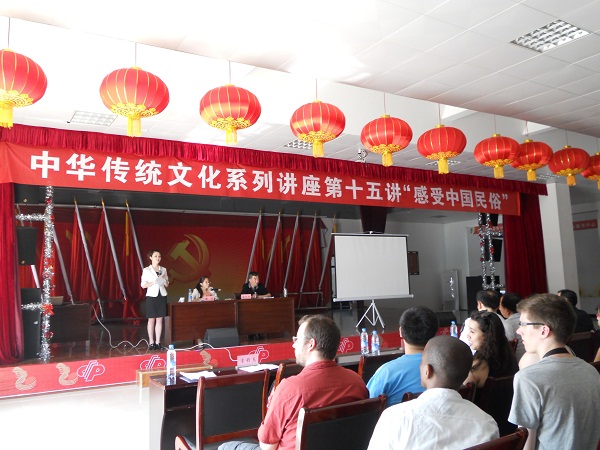 徐少舟老师为武汉职工开展感受中国民俗讲座